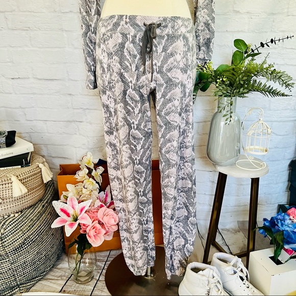 Snake Print Lounge Set - Picture 4 of 11